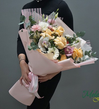 Bouquet with cream roses and orchid ''Holiday Flavor'' photo 394x433